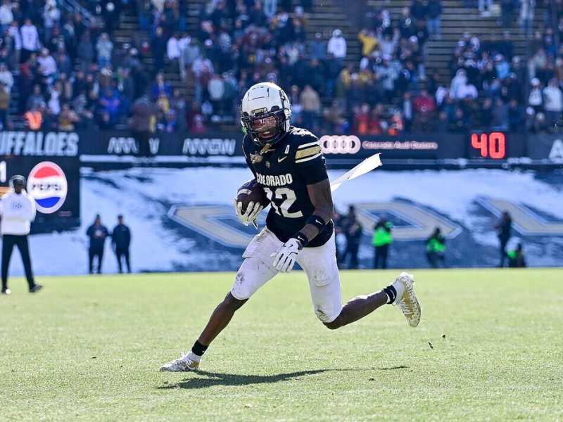 Trevis Hunter con la maglia dei&nbsp;Colorado Buffaloes durante la partita contro gli Oklahoma State Cowboys (foto Getty Images)<br />