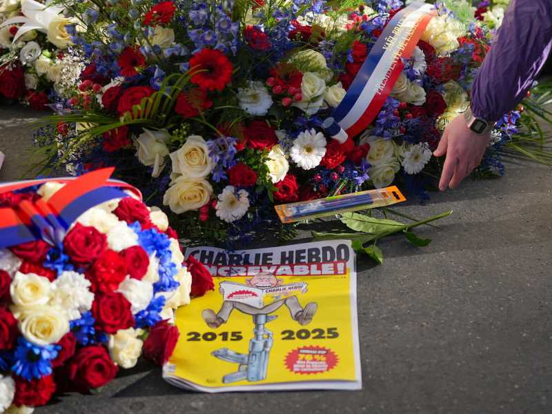 Charlie Hebdo è sempre qui. La forza di sopravvivere e anzi insistere su un’idea di libertà e di ironia