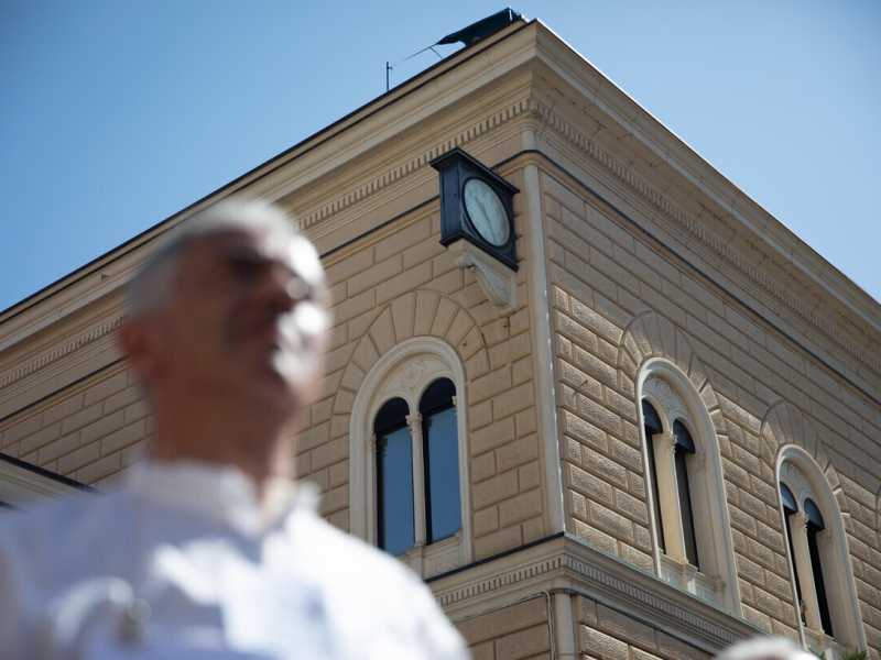 L'orologio della stazione di Bologna, fermo al momento dell'attentato del 2 agosto 1980 (foto Ansa)