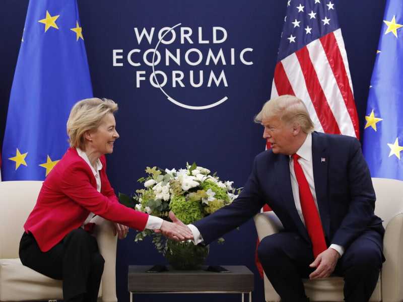 Un incontro tra Ursula von der Leyen e Donald Trump ai margini del World economic forum del 2020 (foto EPA)
