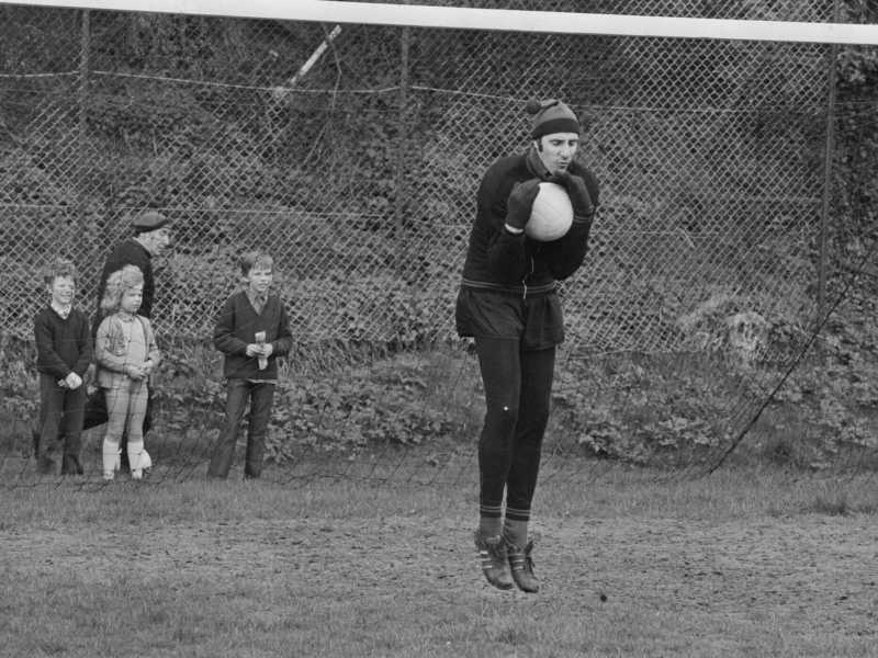 L'ex portiere del Milan Fabio Cudicini durante un allenamento (foto Getty Images)