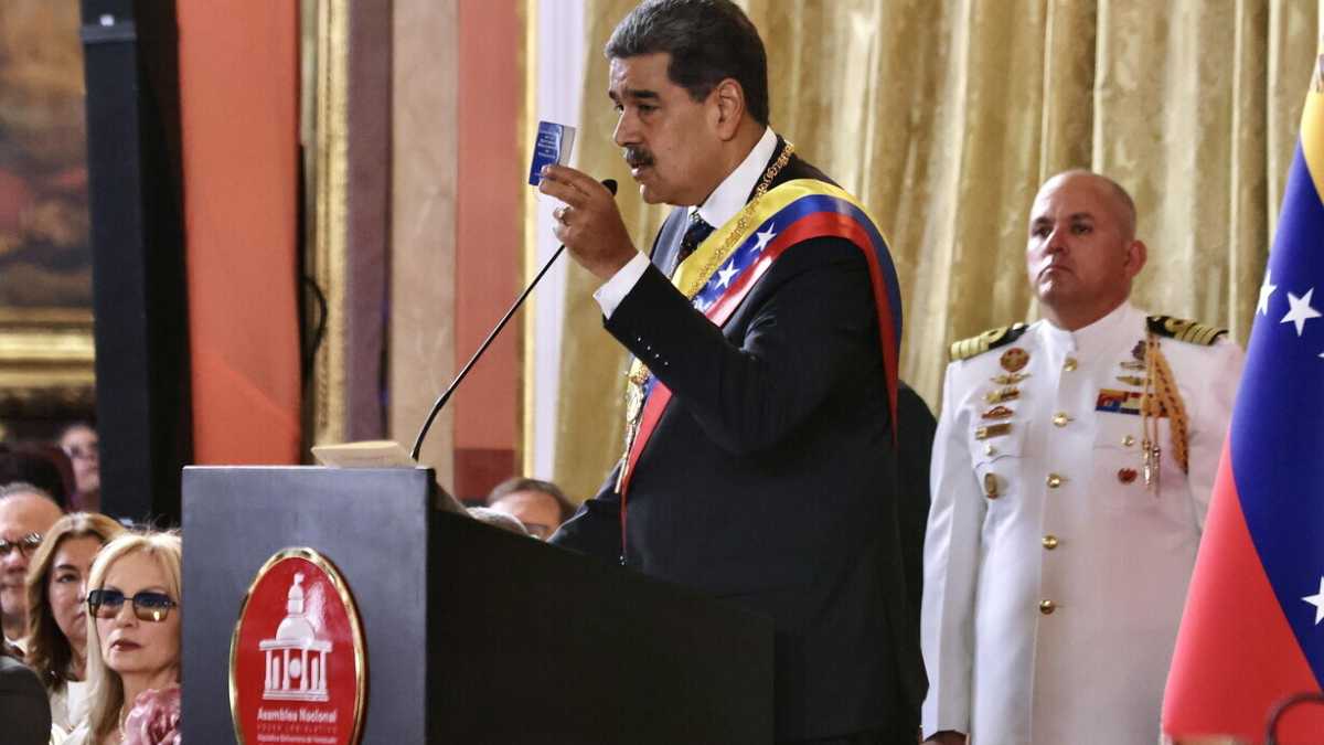 Immagine di Maduro giura imperterrito dopo il breve arresto della leader dell’opposizione