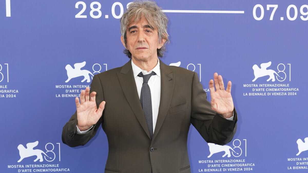 Immagine di Sergio Rubini: "Grasso stronca la mia serie su Leopardi, ma sbaglia. Le serie Rai fanno servizio pubblico"