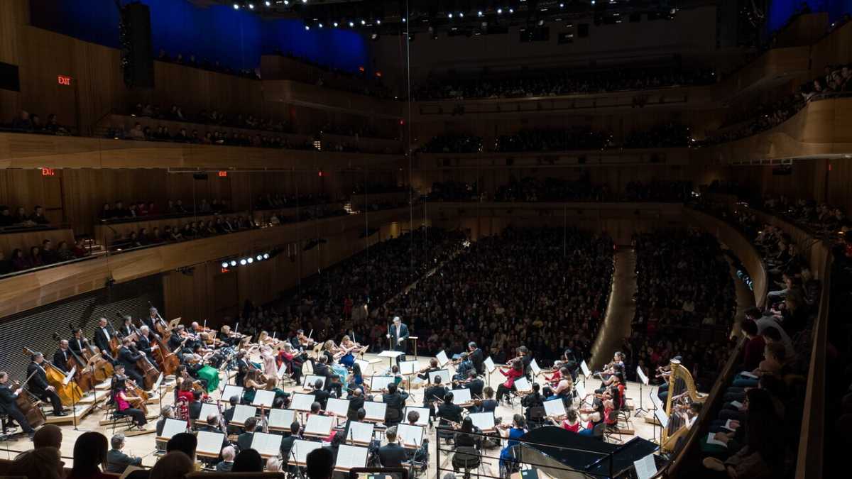 Immagine di Orin O’Brien è stata la prima donna alla New York Philharmonic. La sua storia in un film Netflix