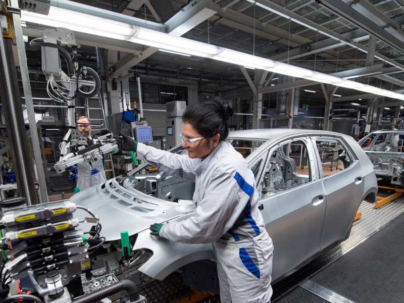 I dipendenti della Volkswagen Sachsen a Zwickau, in Sassonia, assemblano il cofano della ID.3 (Hendrik Schmidt/Getty Images)&nbsp;<br />