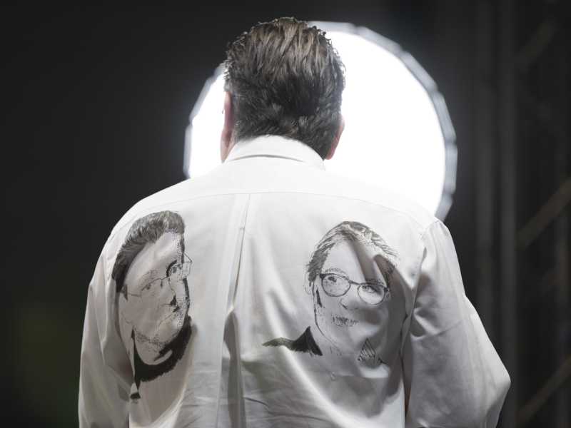 Sassonia, Riesa: Stephan Brandner, vicepresidente AfD, indossa una camicia con la foto di Alice Weidel (Foto Sebastian Kahnert via Getty Images)&nbsp;<br />