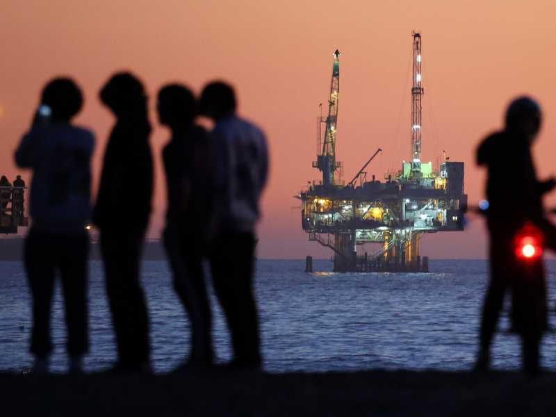 La piattaforma offshore Esther a Seal Beach, California (Foto di Mario Tama/Getty Images)&nbsp;<br />