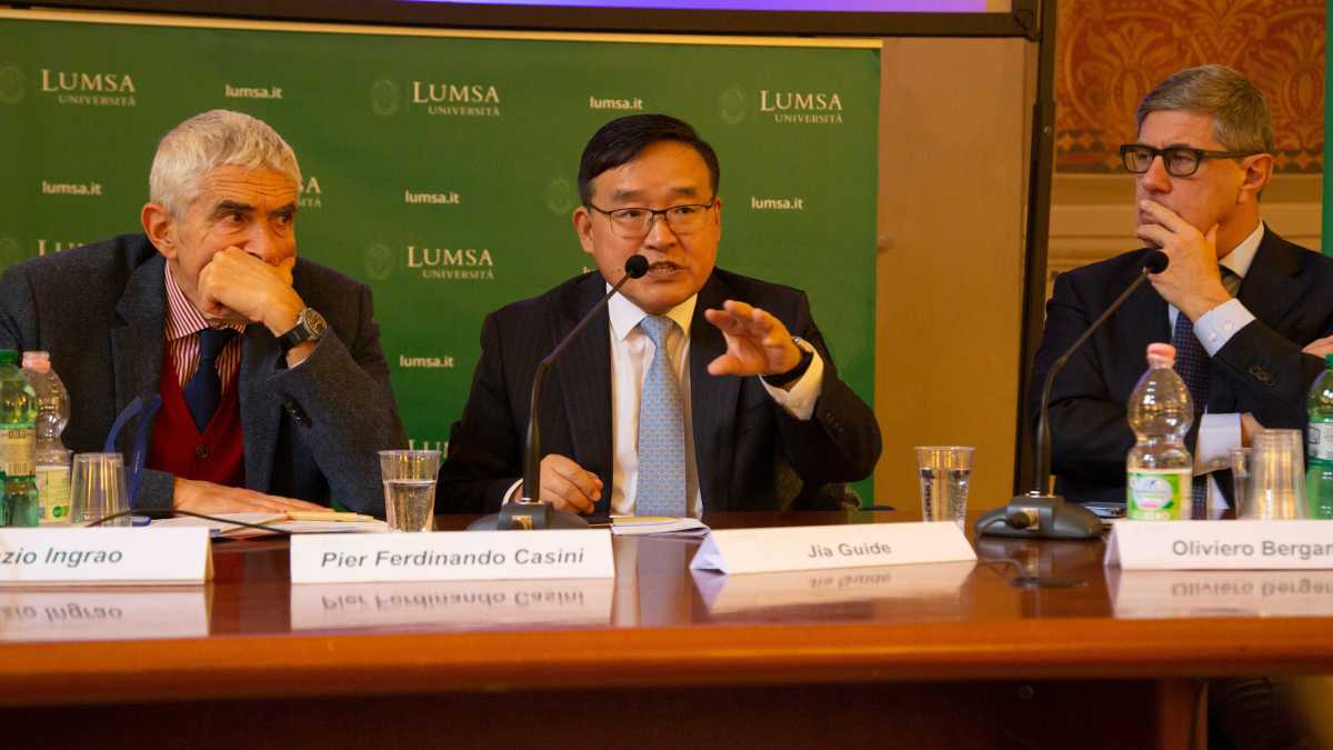 Immagine di Giornalisti italiani a lezione con la Cina (per la Cina?)