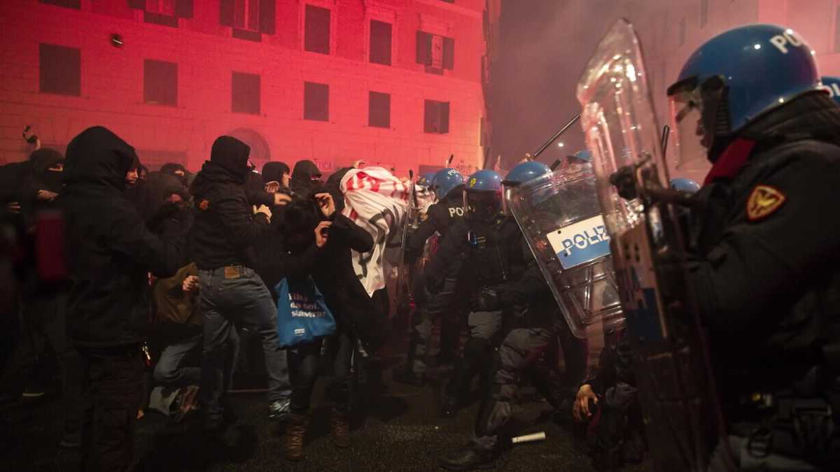 Immagine di 273 agenti feriti in un anno, ogni corteo è buono per alzare lo scontro fisico. Pessima logica