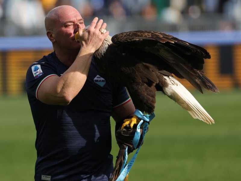 Juan Bernabé con l'aquila Olimpia (foto LaPresse)