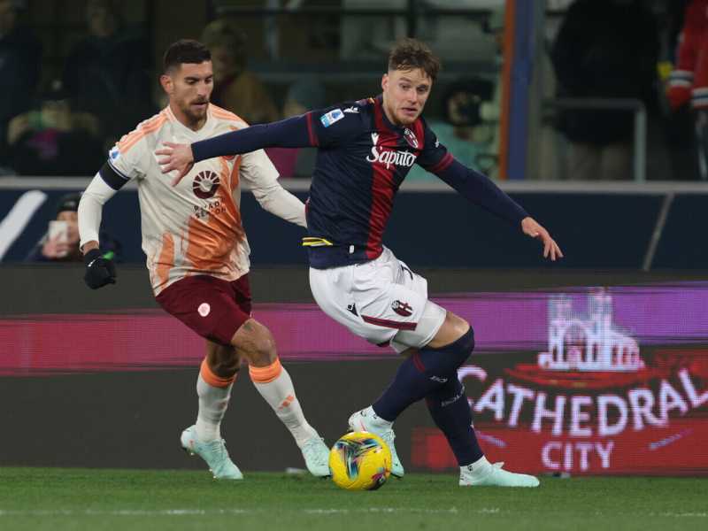 Il difensore del Bologna Sam Beukema durante la partita contro la Roma (foto LaPresse)