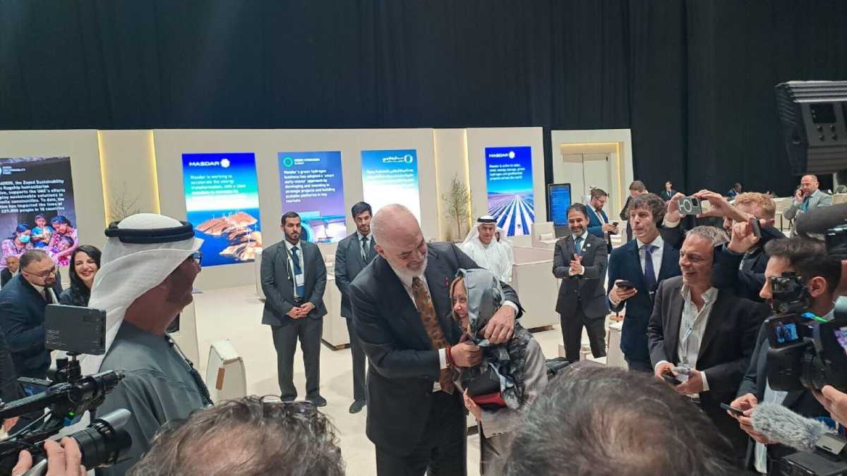Immagine di Il compleanno di Giorgia Meloni ad Abu Dhabi con l'amico Edi Rama. Renzi le rovina la festa
