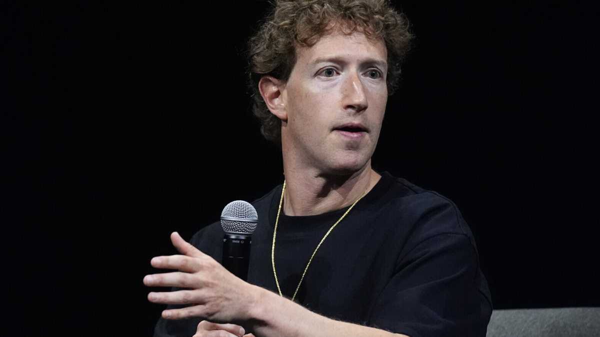 Immagine di Zuckerberg che si genuflette a Trump mostra che i soldi non comprano più niente