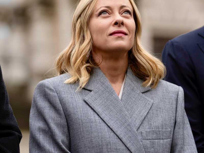 Lo scudo di Meloni per gli agenti e l'allerta del Colle. La Lega prova lo strappo