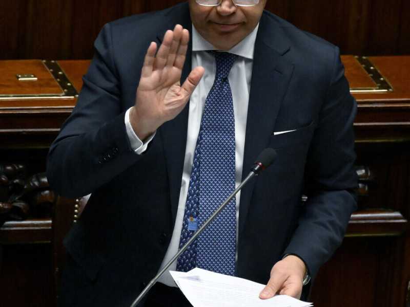 Lo scudo alle forze dell'ordine manda in tilt la maggioranza. E Piantedosi resta defilato