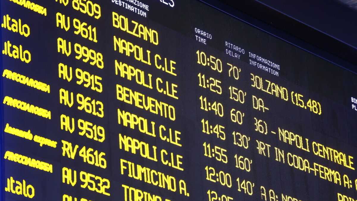 Immagine di Il tabellone dei sospiri di Roma Termini, tra ritardi e cancellazioni