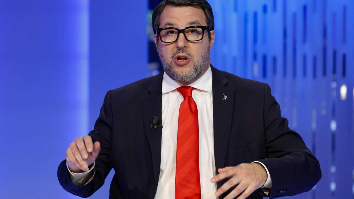 Immagine di Salvini in tilt come i treni. Diserta la Camera, cavalca i sospetti. La denuncia di Fs: il documento