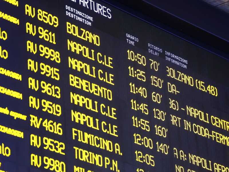 Il tabellone dei sospiri di Roma Termini, tra ritardi e cancellazioni