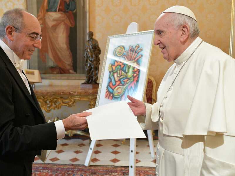 <br /> L'ambasciatore cubano Juan Mujica Cantelar e Papa Francesco (LaPresse)