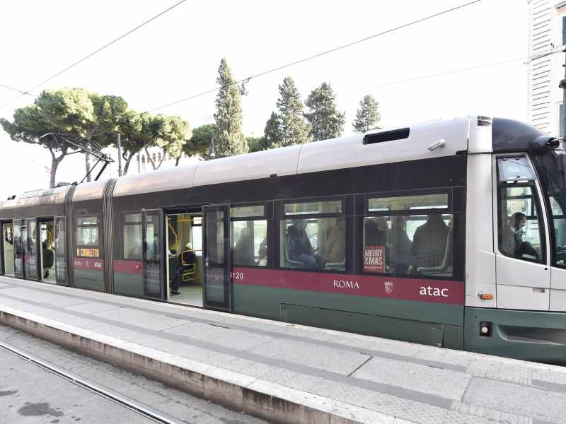 Calenda chiede chiarimenti a Gualtieri sui tram "spariti" a Prati