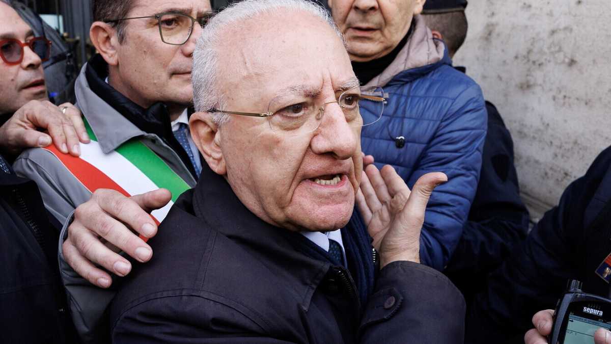 Immagine di De Luca babà, stringe nella morsa Schlein: vuole Costa (5s) al suo posto e l'assessore che gestisce la cassa