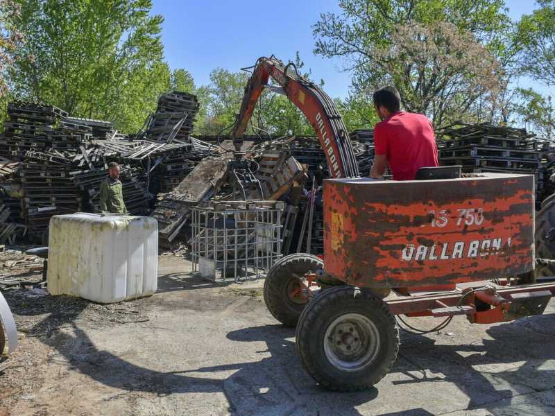 pulizia dell'area di "Porto di mare", nel 2021 (foto Ansa)