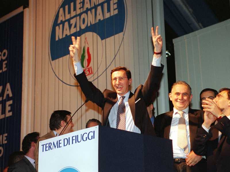 Gianfranco Fini sul palco di Fiuggi, il 29 gennaio 1995 (Ansa) <br />