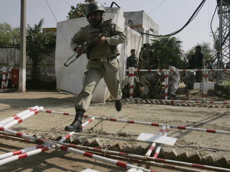 Intervento della polizia nel 2009, quando l'accademia di polizia di Manawaan, nei sobborghi di Lahore, è stata assalita da terroristi (LaPresse) <br />