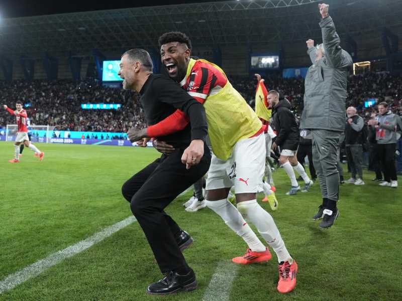 L'allenatore del Milan S&eacute;rgio Concei&ccedil;&atilde;o abbracciato da Emerson Royal durante Como-Milan (foto LaPresse)<br />