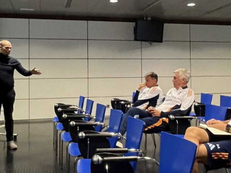 In questa foto Eamon Devlin sta tenendo una lezione allo staff tecnico del Real Madrid. Nella foto piccola &egrave; con Carlo Ancelotti (foto Linkedin/EamonDevlin)<br />