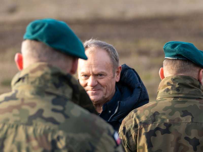 Il primo ministro polacco Donald Tusk visita la prima sezione completata dello "Eastern Shield" (Marek Antoni Iwanczuk via Getty Images) <br />