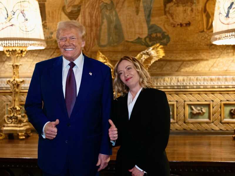 Giorgia Meloni incontra Donald Trump nella sua residenza a Mar-a-Lago a Palm Beach, Florida, il 4 gennaio 2025 (Ansa)&nbsp;<br />