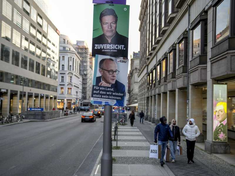 Manifesti della campagna elettorale di Robert Habeck (Verdi), in alto, e Friedrich Merz (CDU) a Berlino (AP Photo/Ebrahim Noroozi) <br />
