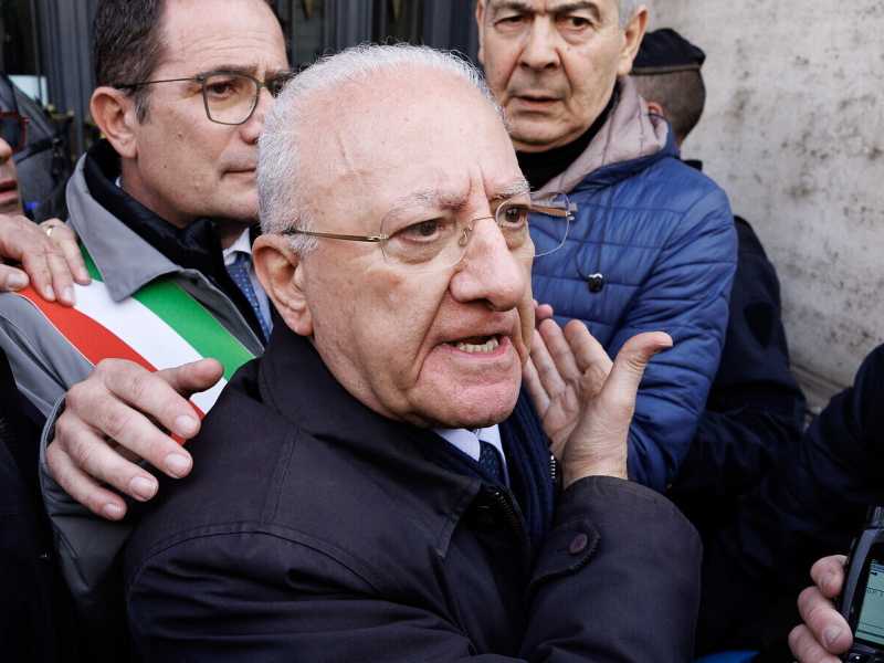 De Luca babà, stringe nella morsa Schlein: vuole Costa (5s) al suo posto e l'assessore che gestisce la cassa