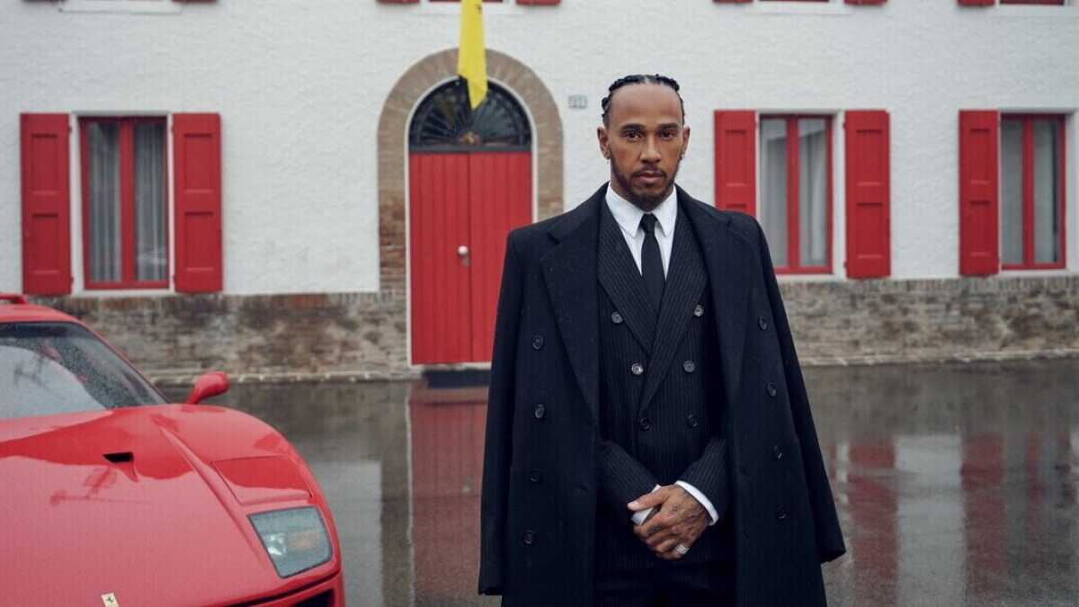 Immagine di La prima foto di Lewis Hamilton da pilota Ferrari. Alta sartoria ed eleganza sobria