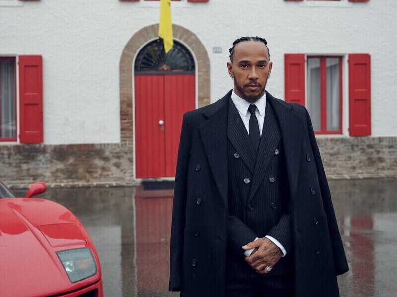 La prima foto di Lewis Hamilton da pilota Ferrari. Alta sartoria ed eleganza sobria