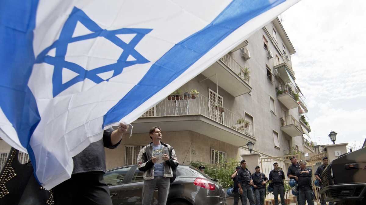Immagine di I ritardi di Lepore sulla bandiera d’Israele