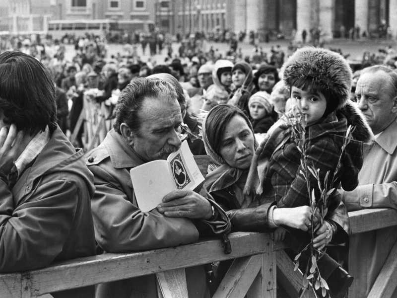 Fedeli alla messa in Piazza San Pietro (Foto di Calle Hesslefors via Getty Images)&nbsp;<br />