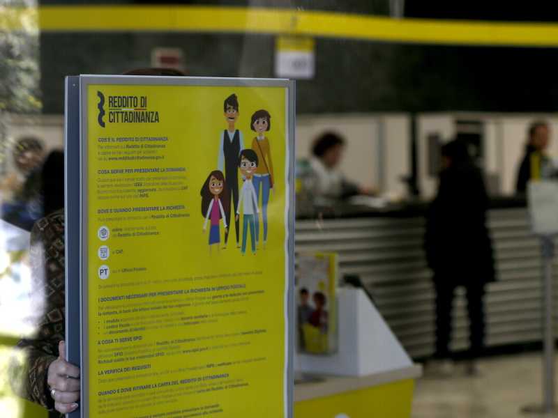 Reddito di cittadinanza, un cartello informativo alle Poste nel 2019 (Cecilia Fabiano - LaPresse)&nbsp;<br />
