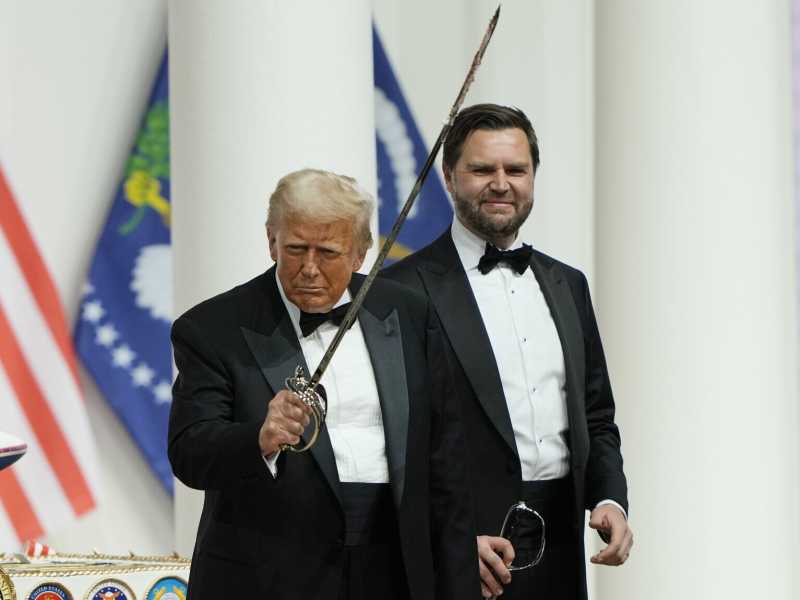 Trump con la spada per il taglio della torta al ballo inaugurale (LaPresse)&nbsp;<br />