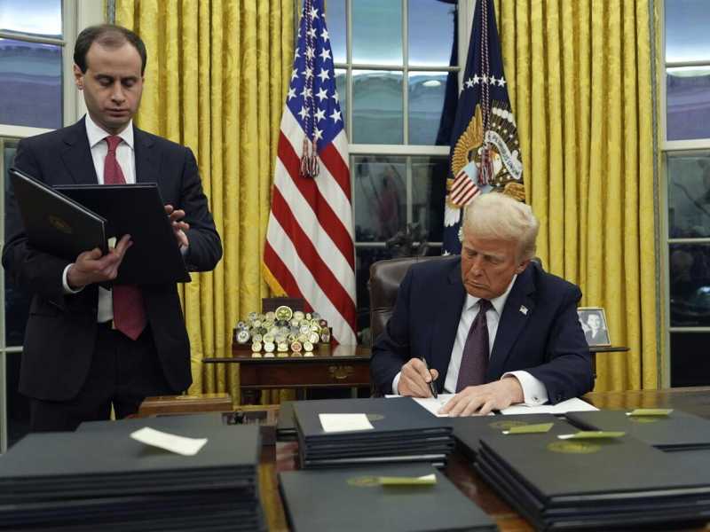 Tutti gli ordini esecutivi firmati da Trump nel suo primo giorno da presidente