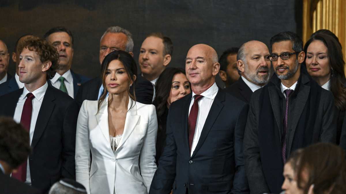 Immagine di La scollacciata fidanzata di Bezos all’Inauguration Day sarà sicuramente fan di Nietzsche