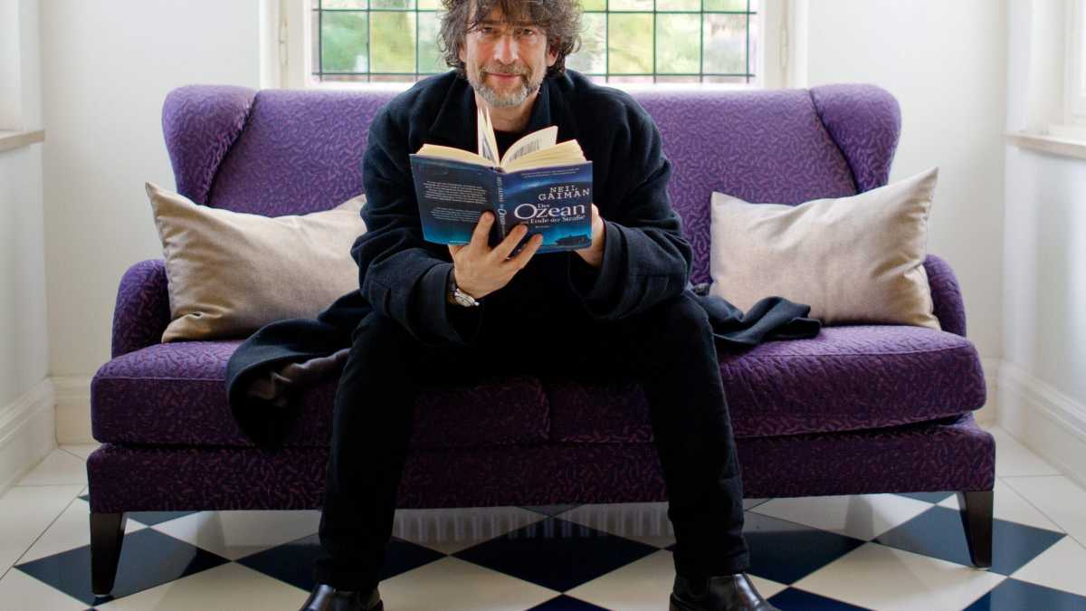 Immagine di Non bruciare Neil Gaiman, ma rileggerlo per scoprirne il lato oscuro