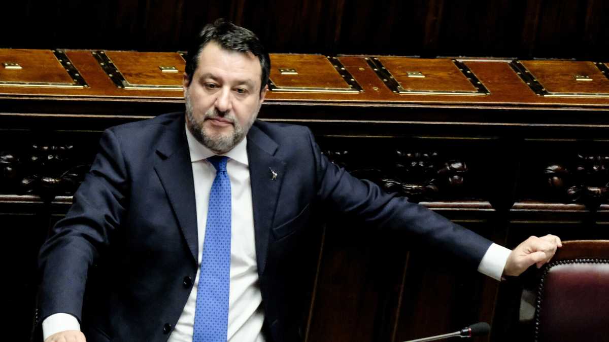 Immagine di Salvini er catena: sabotaggi, attentati. Chiede la grazia ma Schlein lo sbertuccia. La Lega: "Ha la jella"