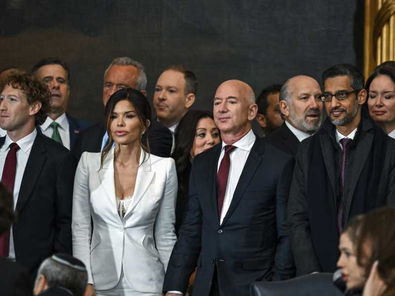 La scollacciata fidanzata di Bezos all’Inauguration Day sarà sicuramente fan di Nietzsche