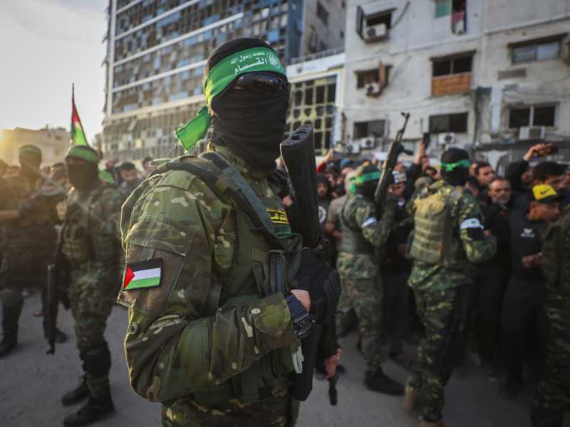 Combattenti delle Brigate Qassam, l'ala militare di Hamas, durante lo scambio di ostaggi e prigionieri di domenica 19 gennaio (AP Photo/Abed Hajjar) &nbsp;<br />