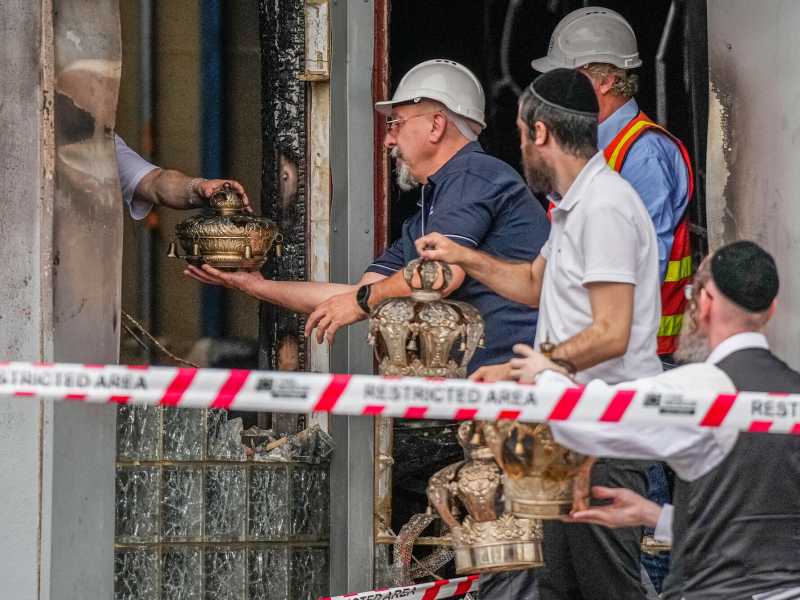 I fedeli recuperano oggetti dalla sinagoga bruciata il 6 dicembre 2024 a Melbourne, Australia (Foto di Asanka Ratnayake/Getty Images) <br />