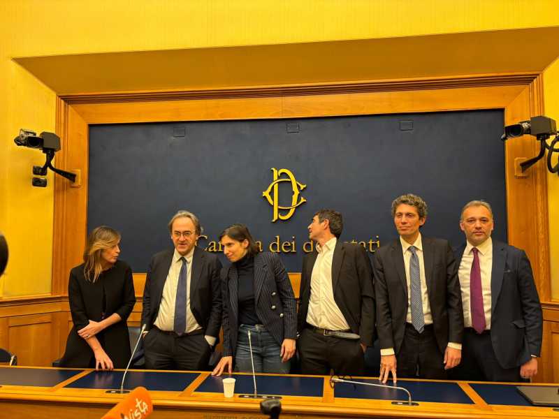 Caso Almasri, le opposizioni unite in conferenza stampa: "Meloni chiarisca in Aula"