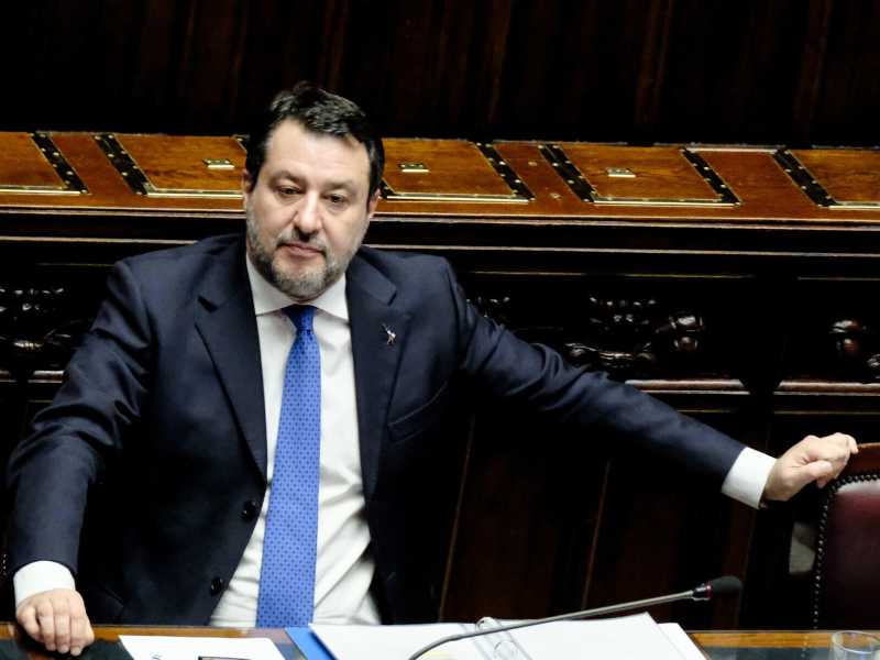 Salvini er catena: sabotaggi, attentati. Chiede la grazia ma Schlein lo sbertuccia. La Lega: "Ha la jella"