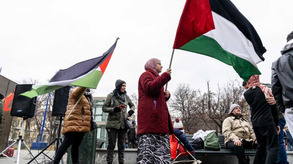 Immagine di Moni Ovadia giustifica Hamas. Insulti a Segre. E ora i pro Pal equiparano Gaza alla Shoah